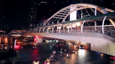 Şehir manzarası ve Chong Nonsi gökyüzü trafiği geceleyin köprü üzerinde yürür, Bangkok, Tayland