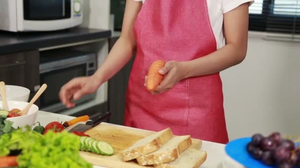 Main Femme Peler Les Carottes Avec Couteau Dans Salle Cuisine — Video