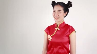 Kadınlar mutlu Çin Yeni Yılı kavramında kırmızı cheongsam giyer.
