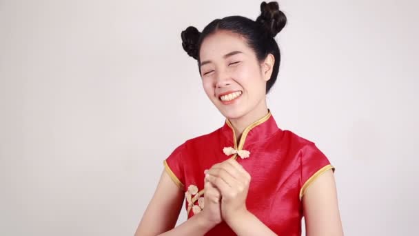 Femme Porter Cheongsam Rouge Avec Geste Félicitations Dans Concept Bonne — Video