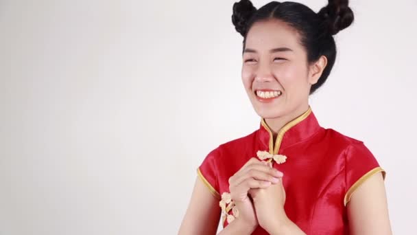 Γυναίκα Φορούν Κόκκινο Cheongsam Ανοιχτή Παλάμη Στην Έννοια Του Ευτυχισμένου — Αρχείο Βίντεο