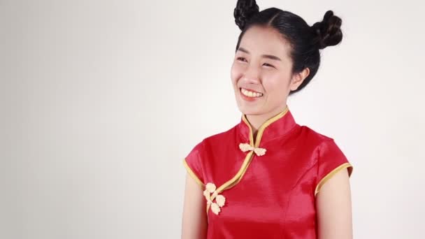 Mujer Llevar Cheongsam Rojo Con Mano Señalando Concepto Feliz Año — Vídeos de Stock