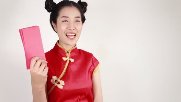 Kadınlar Cheongsam Giyer Mutlu Çin Yeni Yılı Kavramında Kırmızı Zarf — Stok video