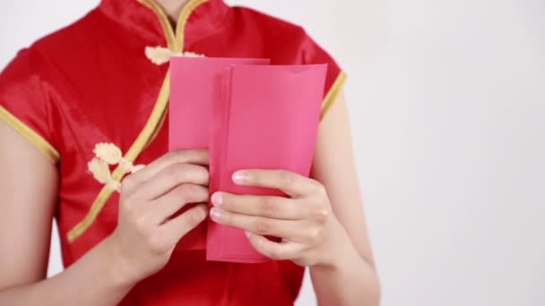 Рука Підраховує Червоний Конверт Концепції Щасливого Китайського Нового Року — стокове відео