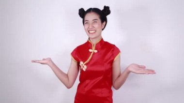 Kadınlar mutlu Çin Yeni Yılı kavramında kırmızı cheongsam giyer.