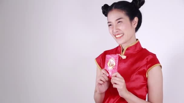 Femme Porter Cheongsam Tenant Enveloppe Rouge Dans Concept Bonne Année — Video