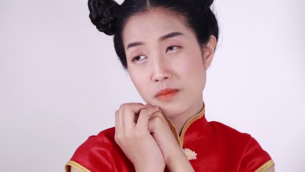 Çinli Cheongsam Elbiseli Üzgün Asyalı Kadın — Stok video