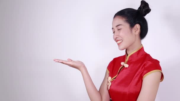 Vrouw Dragen Rode Cheongsam Met Open Hand Palm Concept Van — Stockvideo