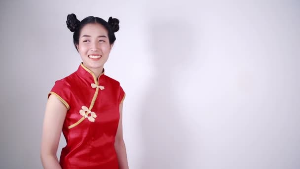 Žena Nosit Červený Cheongsam Gestem Blahopřání Konceptu Šťastný Čínský Nový — Stock video