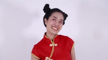 Gülümse kadın mutlu Çin Yeni Yılı kavramında kırmızı cheongsam giyer.