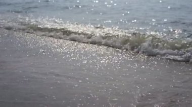 Deniz sahilinde dalgaların yavaş çekimi