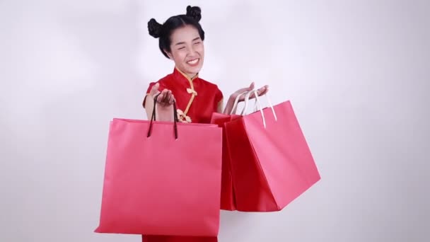 Mutlu Kadın Çin Yeni Yıl Kutlamalarında Alışveriş Çantası Tutuyor — Stok video