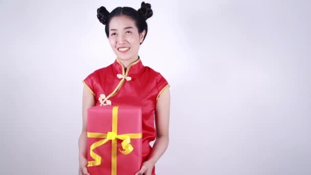 Mladá Žena Drží Červené Dárkové Krabice Konceptu Šťastný Čínský Nový — Stock video