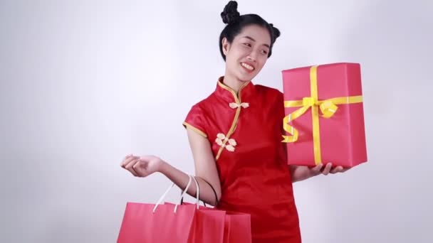 Mujer Feliz Sosteniendo Bolsa Compras Caja Regalo Roja Celebración Año — Vídeo de stock