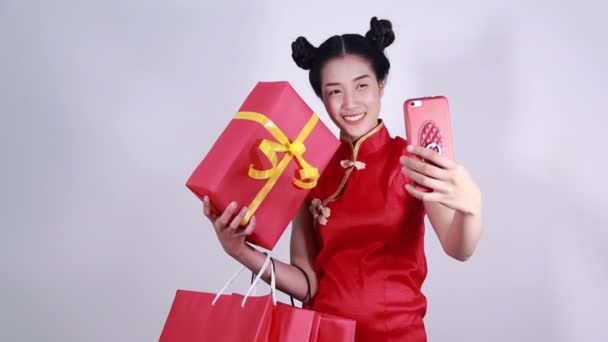 Žena Nosit Cheongsam Pomocí Mobilního Telefonu Dělat Selfie Nákupní Taškou — Stock video
