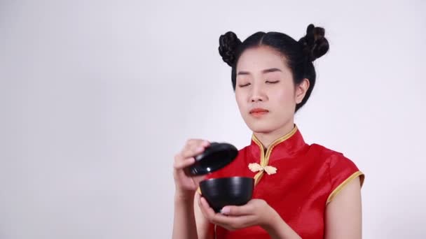 Gelukkig Vrouw Dragen Chinees Cheongsam Jurk Met Kom — Stockvideo
