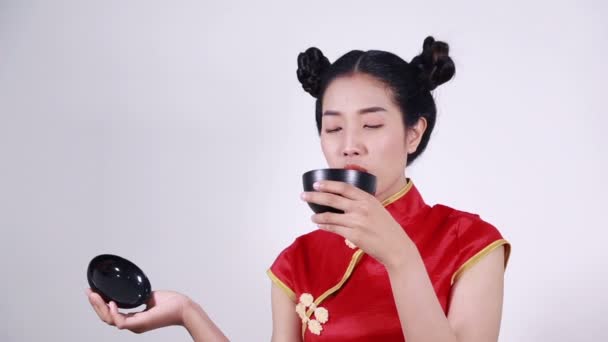 Gelukkig Vrouw Dragen Chinees Cheongsam Jurk Met Kom — Stockvideo