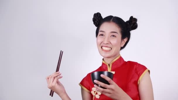 Gelukkig Vrouw Dragen Chinese Cheongsam Jurk Met Eetstokjes Kom — Stockvideo