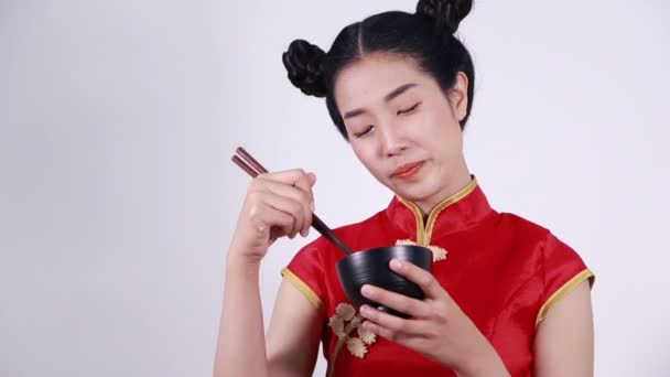 Gelukkig Vrouw Dragen Chinese Cheongsam Jurk Met Eetstokjes Kom — Stockvideo