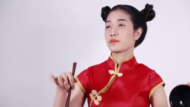 Gelukkig Vrouw Dragen Chinese Cheongsam Jurk Met Eetstokjes Kom — Stockvideo