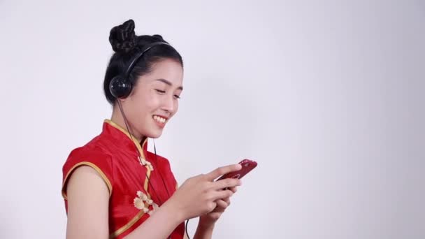 Gelukkig Vrouw Dragen Cheongsam Het Gebruik Van Mobiele Telefoon Naar — Stockvideo