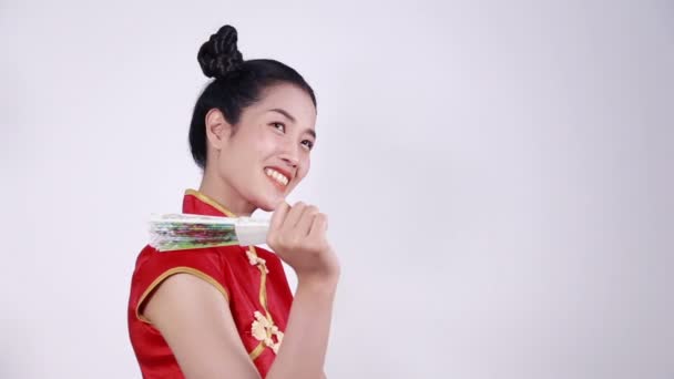 Žena Sobě Čínské Cheongsam Šaty Drží Čínský Ventilátor — Stock video