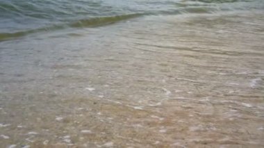 Deniz sahilinde dalgaların yavaş çekimi