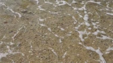 Deniz sahilinde dalgaların yavaş çekimi