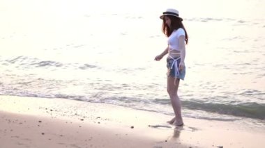 Bir kadının ağır çekim sahili zevkini çıkarın. 