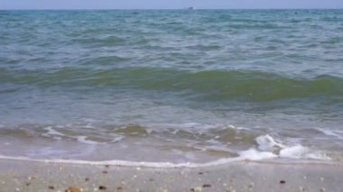 Deniz sahilinde dalgaların yavaş çekimi