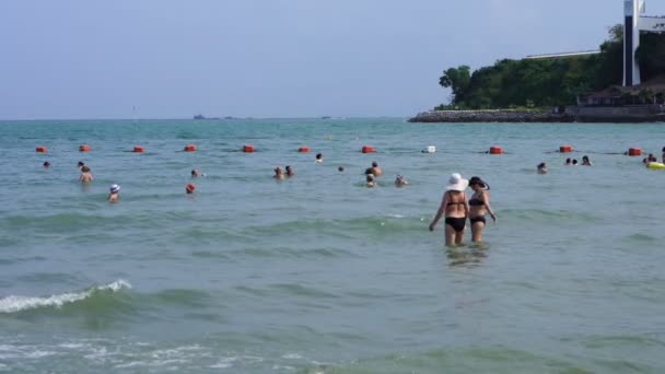 泰国帕塔亚 2018年3月31日 一些身份不明的人来到泰国Chonburi的帕塔亚海滩游玩 — 图库视频影像