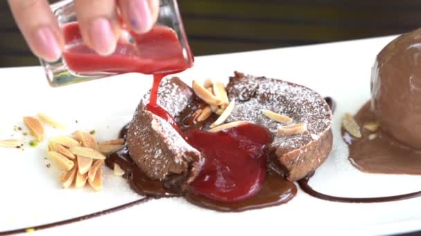 Lent Mouvement Main Verser Sauce Aux Fraises Dans Gâteau Lave — Video