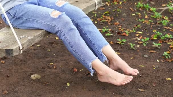 公园里木制秋千上的女腿 — 图库视频影像