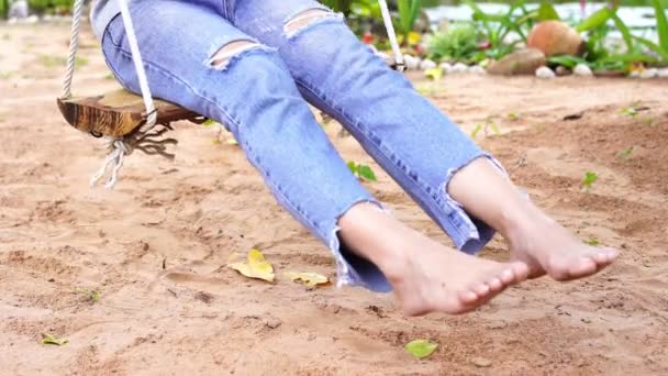 Kadın Bacağı Parkta Sallanıyor — Stok video