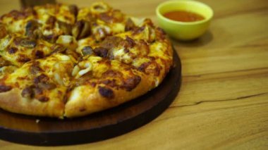 Tahta masada deniz mahsullü pizza.