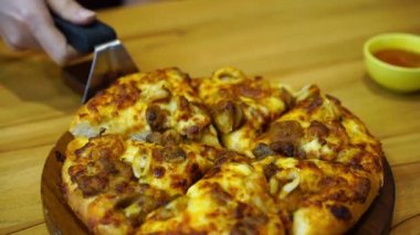 Tahta masada deniz mahsullü pizza.