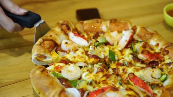 Пицца Морепродуктами Деревянном Столе — стоковое видео