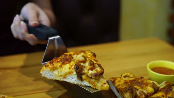 Pizza Con Mariscos Mesa Madera — Vídeos de Stock