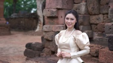 Geleneksel Tayland elbiseli kadının ağır çekimde yürümesi