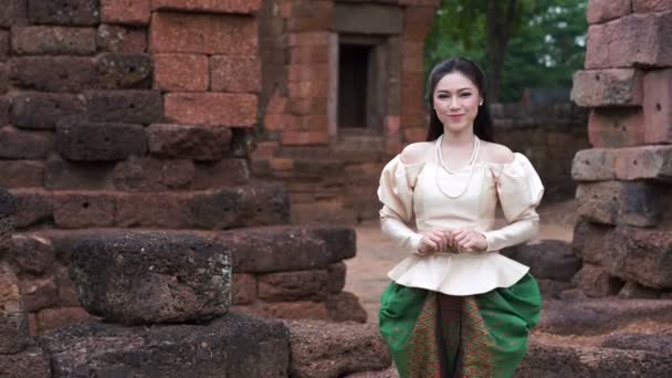 Woman Thai Traditional Dress Pay Respect — Stock Video