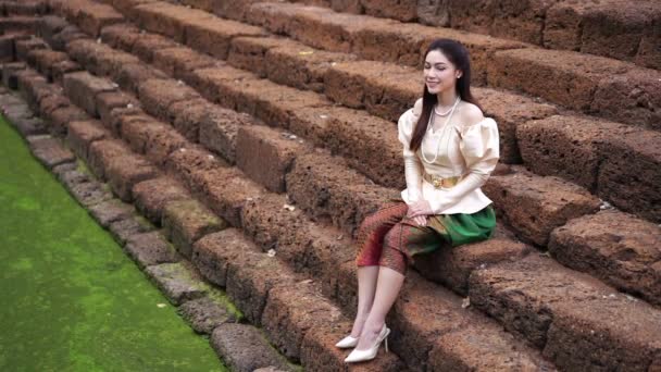 Cámara Lenta Mujer Hermosa Feliz Vestido Tradicional Tailandés Cerca Del — Vídeos de Stock