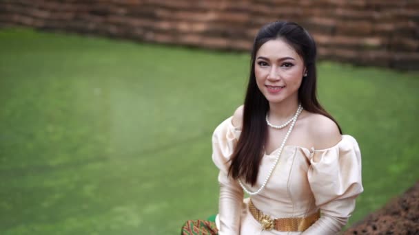 Zeitlupe Einer Frau Traditioneller Thailändischer Kleidung Zollt Teich Respekt — Stockvideo