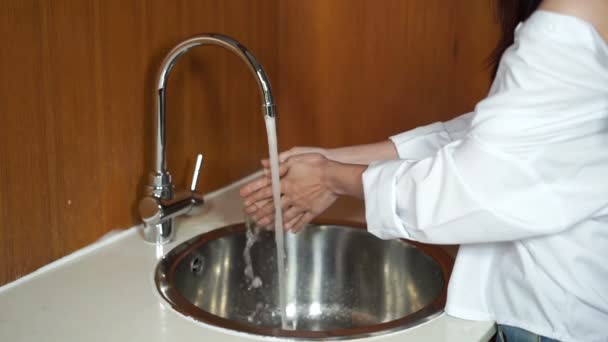 Lambat Gerak Wanita Mencuci Tangan Dapur — Stok Video