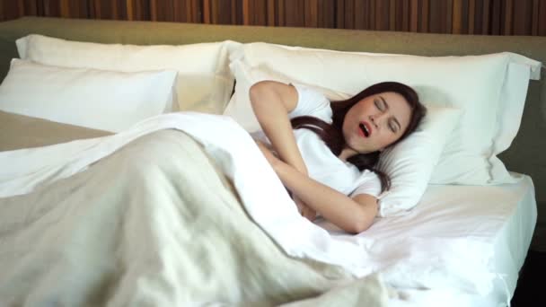 침대에 위통을 여성의 — 비디오