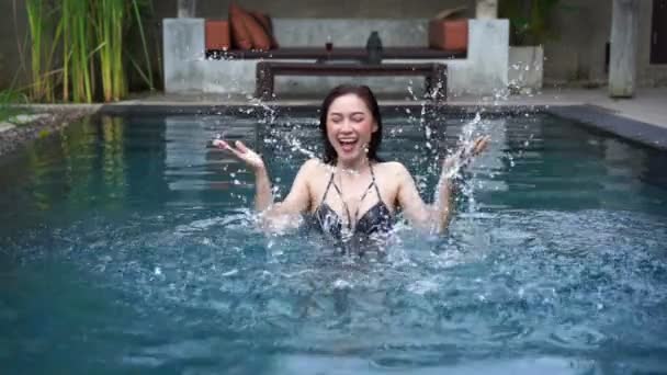 Zpomalení Pohybu Ženy Bazénu Hraní Vodní Splash — Stock video