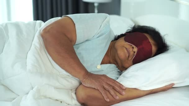 Starsza Kobieta Maską Oczach Śpiąca Łóżku Sypialni — Wideo stockowe