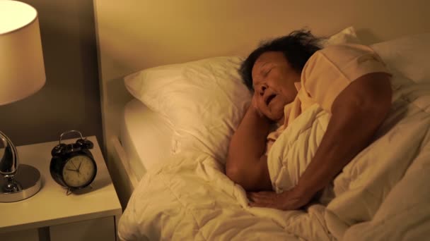 Senior Vrouw Slapen Een Bed Nachts — Stockvideo