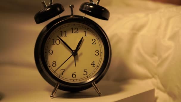 Wanita Senior Tidur Tempat Tidur Malam Hari — Stok Video