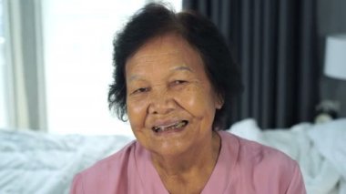 Mutlu gülümseyen yaşlı kadın yüzüne yakın dur.