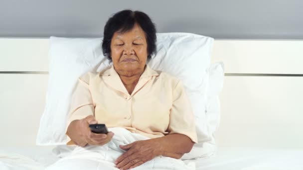 Счастливая Пожилая Женщина Постели Дистанционным Управлением Просмотром Телевизора — стоковое видео